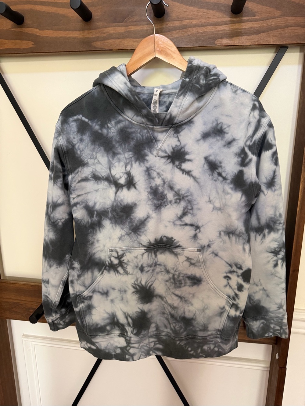 EUC size 6 Lululemon tie dye hoodie sweatshirt